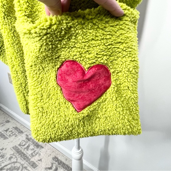 NWOT Hallmark How The Grinch Stole Christmas Grinch Hooded Scarf With Pockets - Picture 3 of 8